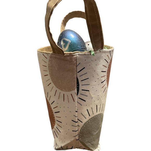 Small canvas bag. Size is approximately 5 3/4“ high x 3 3/4“ wide. - Picture 2 of 7